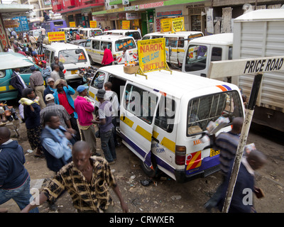 Matatu minibus fermata nel centro di Nairobi, in Kenya Foto Stock