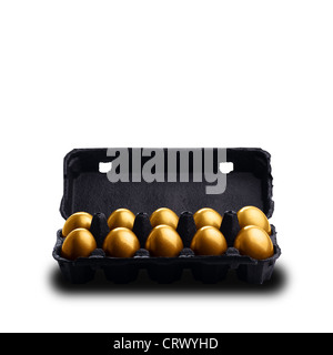Uova di oro in una scatola di cartone nero isolato su sfondo bianco Foto Stock