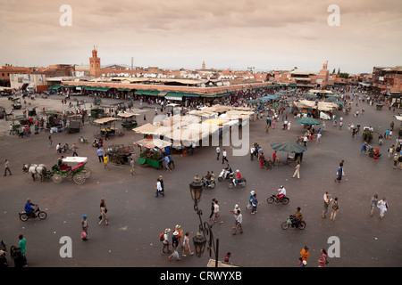 Una vista da sopra di Djemaa el Fna, la sera presto, marrakech marocco Africa Foto Stock