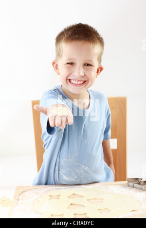 Bel ragazzo i biscotti di cottura per Natale Foto Stock