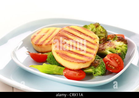 Grigliata di formaggio Gouda sulle verdure grigliate Foto Stock