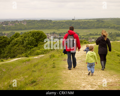 Una famiglia a spasso sulla South Downs a Cissbury Ring West Sussex Foto Stock