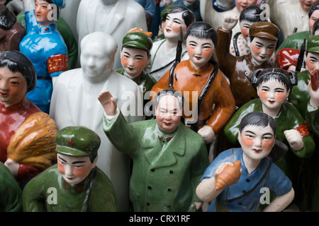 Il presidente Mao memorabilia in vendita a Dongtai Road Mercato di antiquariato in Cina a Shanghai. Foto Stock