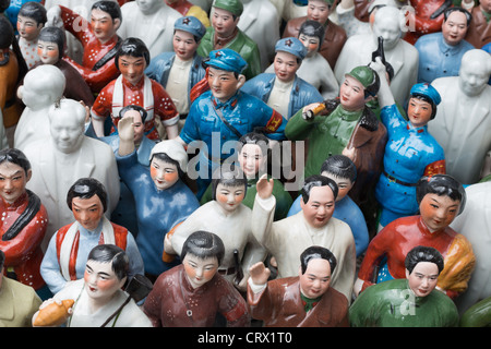 Il presidente Mao memorabilia in vendita a Dongtai Road Mercato di antiquariato in Cina a Shanghai. Foto Stock