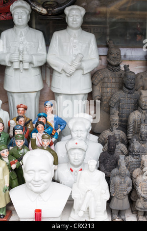 Il presidente Mao memorabilia in vendita a Dongtai Road Mercato di antiquariato in Cina a Shanghai. Foto Stock