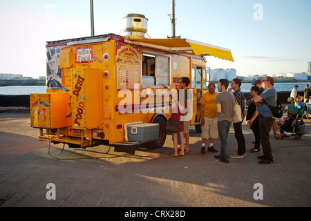 Patroni in coda fino a Desi il carrello, che serve cibo indiano, ad un festival di Staten Island in New York Foto Stock