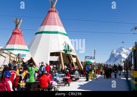 Kleine Scheidegg stazione ferroviaria tende di ristoro, Svizzera Foto Stock