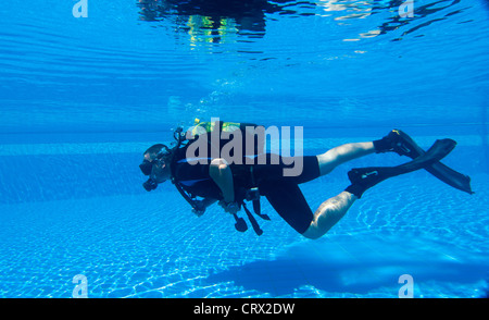 L apprendimento delle immersioni in piscina Foto Stock