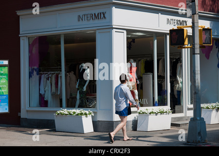 Negozi e imprese, compresi Intermix, Su Bleecker Street nel Greenwich Village di New York Foto Stock