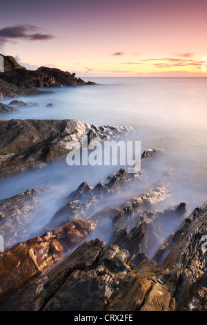 Costa rocciosa al tramonto, Piede di leas sabbia, Thurlestone, Sud prosciutti, Devon, Inghilterra. Inverno (gennaio 2010). Foto Stock