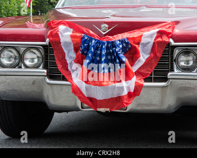 Niantic, CT - 4 Luglio 2011: American cittadina indipendenza annuale parata del giorno auto decorate con rosso bianco e blu bunting Foto Stock