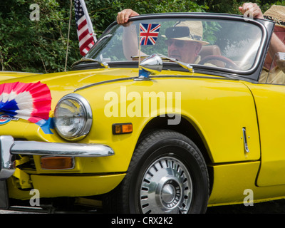 Niantic, CT - 4 Luglio 2011: American piccola città Independence Day Parade auto sportiva con bandiera americana e Union Jack Foto Stock