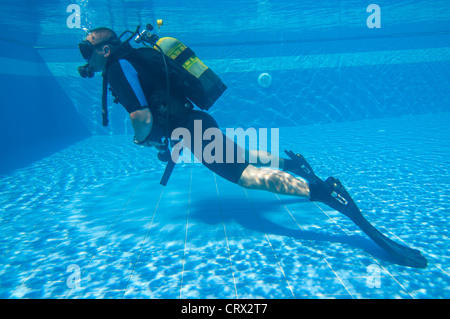 L apprendimento delle immersioni in piscina Foto Stock