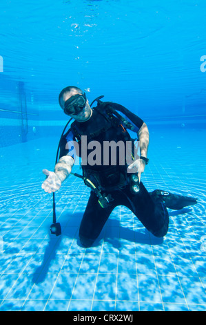 L apprendimento delle immersioni in piscina Foto Stock