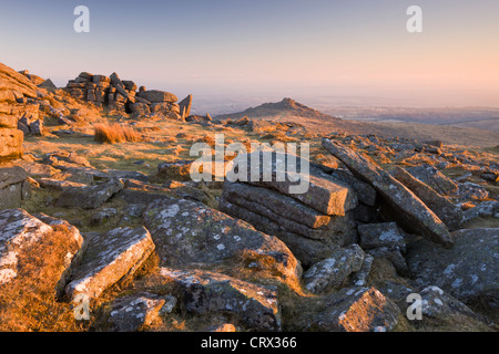 Rotture di rocce di granito sul comune Belstone all'alba, Parco Nazionale di Dartmoor, Devon, Inghilterra. Inverno (Marzo) 2010. Foto Stock