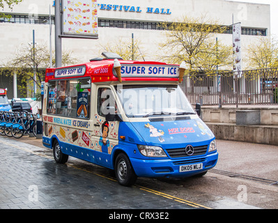 Ice Cream van al di fuori del Royal Festival Hall presso il Teatro Nazionale, South Bank di Londra, Regno Unito in condizioni di bagnato Foto Stock