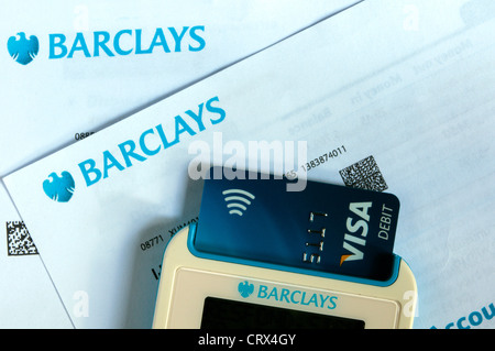 Un Barclays autenticazione del passcode PINsentry dispositivo di lettura di un chip e pin carta per verificare l'identità. In Barclays Bank dichiarazioni. Foto Stock