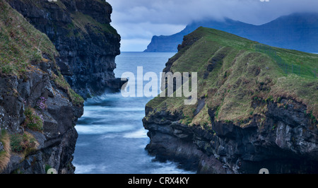 Spettacolare costa a Gjogv sull isola di Eysturoy, Isole Faerøer. Molla (giugno 2012). Foto Stock