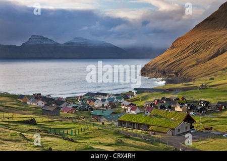Il pittoresco villaggio di Gjogv sull isola di Eysturoy, Isole Faerøer. Molla (giugno 2012). Foto Stock