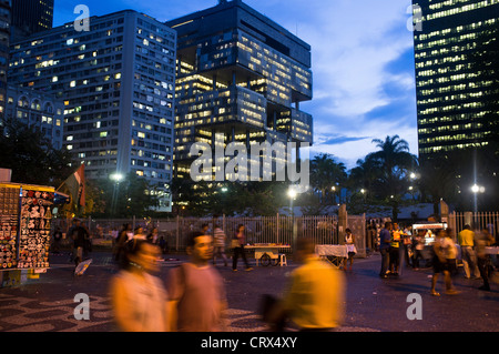 Largo da Carioca centro di Rio de Janeiro con ampia area con intensità di movimento delle persone Petrobras headquarter in background Foto Stock