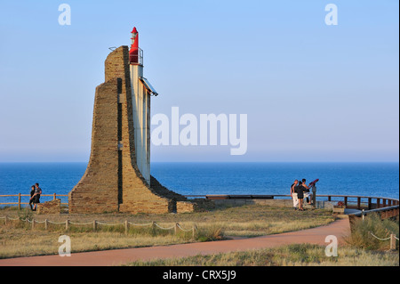 Faro del Cap Cerbère presso sunrise, Pyrénées-Orientales, Pirenei, Francia Foto Stock