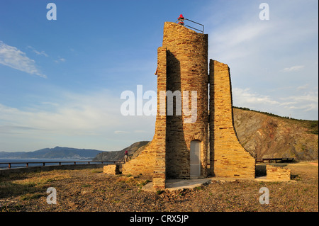 Faro del Cap Cerbère presso sunrise, Pyrénées-Orientales, Pirenei, Francia Foto Stock