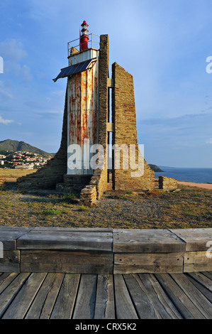 Faro del Cap Cerbère presso sunrise, Pyrénées-Orientales, Pirenei, Francia Foto Stock