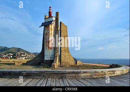 Faro del Cap Cerbère presso sunrise, Pyrénées-Orientales, Pirenei, Francia Foto Stock