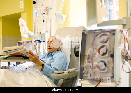 Un uomo anziano avente la dialisi renale Foto Stock