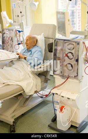 Un uomo anziano avente la dialisi renale Foto Stock