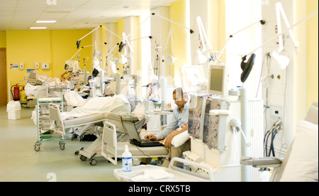 Pazienti di un reparto per la dialisi renale. Foto Stock