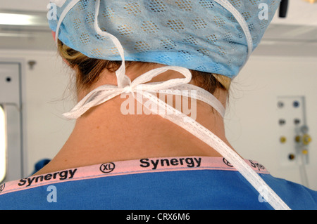 Il retro di un medico la testa indossare una mascherina chirurgica. Foto Stock