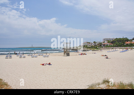 Vista sulla spiaggia di Punta Prima, Sant Lluís, Menorca, isole Baleari, Spagna Foto Stock