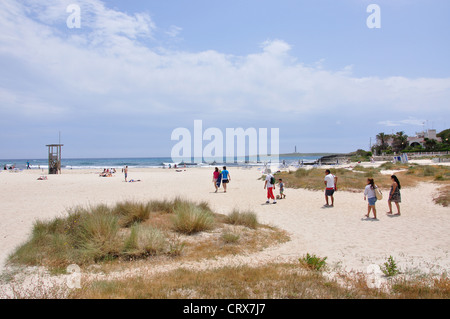 Vista della spiaggia di Punta Prima, Sant Lluís, Menorca, isole Baleari, Spagna Foto Stock