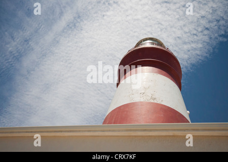 Cape Agulhas luce casa con un cielo blu e nuvole bianche stridose. Capo Agulhas, Capo Occidentale, Sudafrica Foto Stock