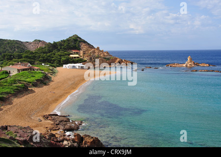 Vista della spiaggia, Cala Pregonda, Es Mercadal, Menorca, isole Baleari, Spagna Foto Stock