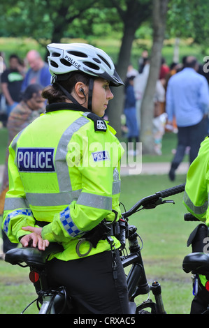 Funzionario di polizia su una bicicletta in Kelvingrove Park, Glasgow, Scozia Foto Stock