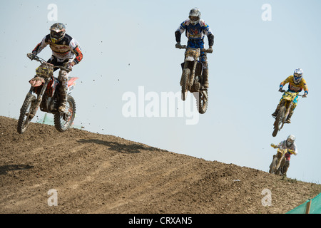 Quattro piloti non identificato saltare durante gara 1 al Campionato del Mondo Motocross MX3 il 1 luglio 2012 in Senkvice, Slovacchia Foto Stock