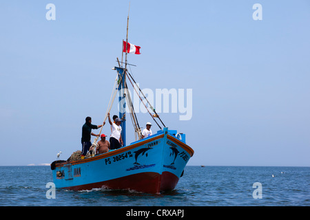 Il ritorno dei pescatori con la barca al porto di Pisco, Islas Ballestas, Paracas riserva nazionale, regione di Ica, Perù, Sud America Foto Stock