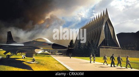 Enormi nuvole di fumo dal Waldo Canyon Fire sorge dietro la Air Force Academy Cadet della cappella come cadetti testa per un briefing sulle procedure di evacuazione, Giugno 27, 2012 in Colorado Springs, CO. L'Accademia evacuato più di 600 famiglie e 110 dormitorio residenti dalla base. Foto Stock