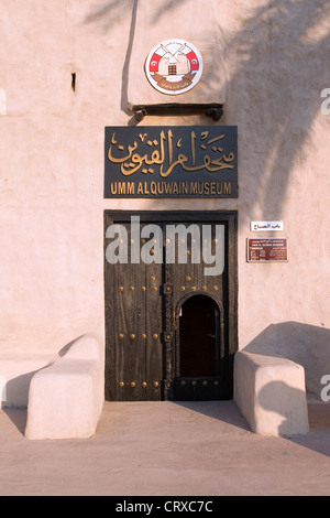 Ingresso a Umm Al Quwain-museo, ospitato in un edificio restaurato del fort, di Umm, Emirati Arabi Uniti Foto Stock