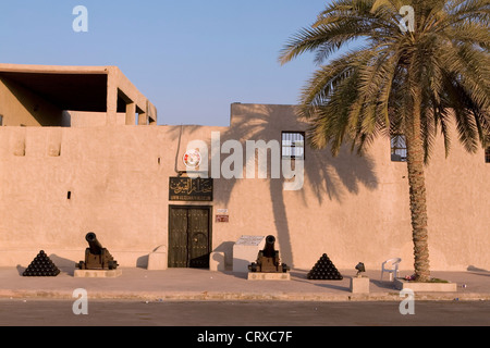 Ingresso a Umm Al Quwain-museo, ospitato in un edificio restaurato del fort, di Umm, Emirati Arabi Uniti Foto Stock