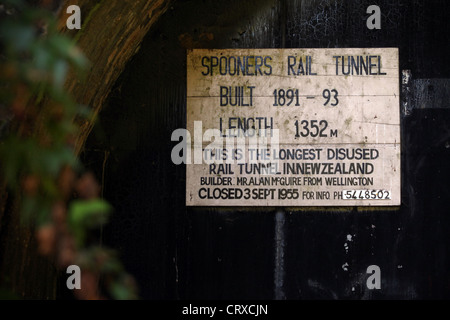 Bob Stewart all'interno della rotaia Spooners Tunnel su Tasmania di grande gusto Trail, Nelson, Nuova Zelanda. Foto Stock