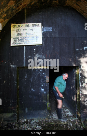 Bob Stewart all'interno della rotaia Spooners Tunnel su Tasmania di grande gusto Trail, Nelson, Nuova Zelanda. Foto Stock