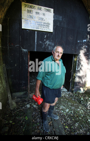 Bob Stewart all'interno della rotaia Spooners Tunnel su Tasmania di grande gusto Trail, Nelson, Nuova Zelanda. Foto Stock