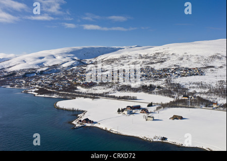 Villaggio sull'isola Kvaloya nel Circolo Polare Artico vicino a Tromso, Norvegia settentrionale Foto Stock