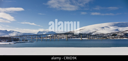 Paesaggio artico Sandnesundbrua ponte congiungente isola Kvaloya e Tromsoya isola a Tromso nel Circolo Polare Artico, nel nord della Norvegia Foto Stock