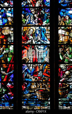 Liegi, Belgio. La cattedrale di St Paul. Moderna vetrate colorate. Nozze di Cana - Gesù girando l acqua in vino Foto Stock