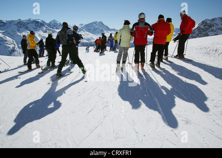 Gli sciatori in controluce sulle pendici del vertice Nair Foto Stock