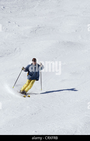 Uno sciatore sulle pendici del vertice Nair Foto Stock